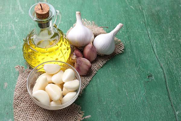 Garlic and cloves to get rid of hair spaces