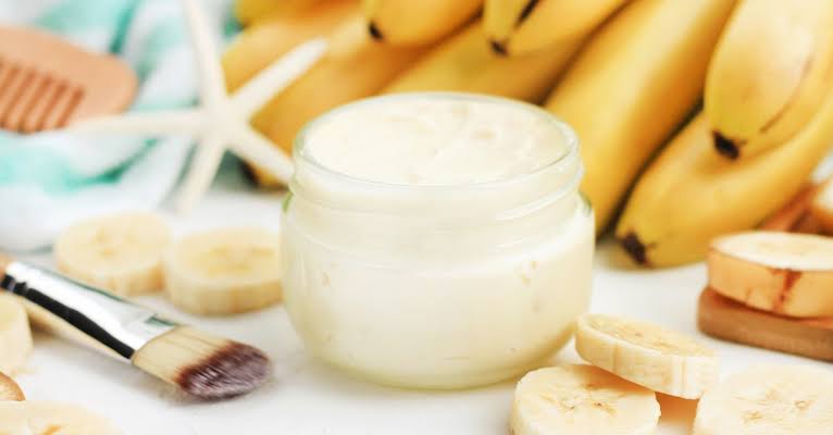 Banana and tea mask for acne and dark spots