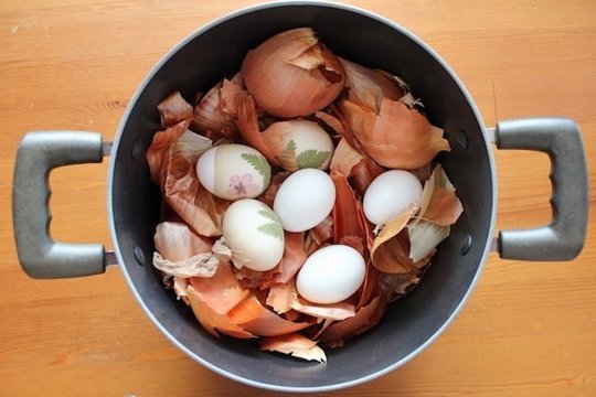 How to color eggs with onion peel