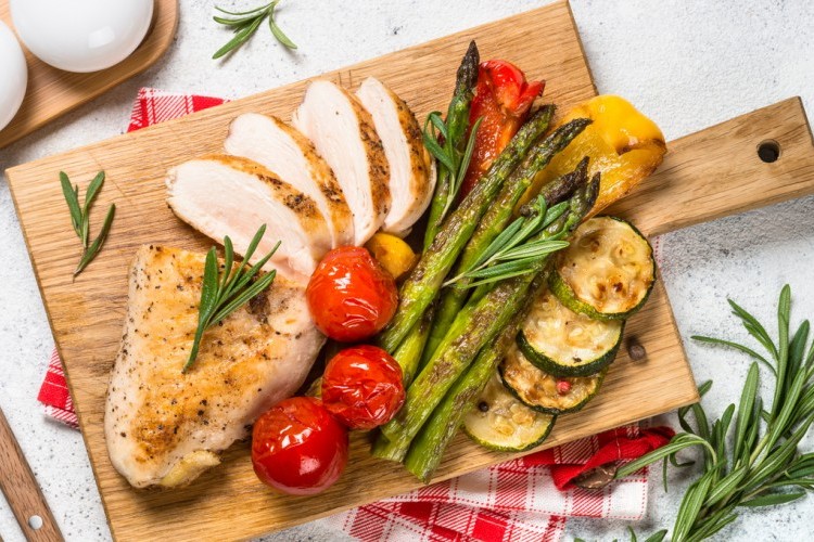 Grilled chicken breasts with vegetables for diet