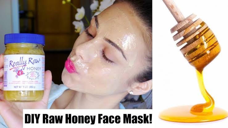 Preparation of honey mask with coconut oil for the face