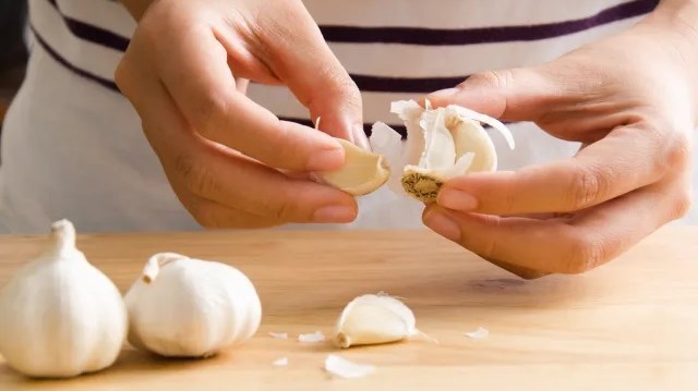 The perfect way to peel garlic..according to chefs