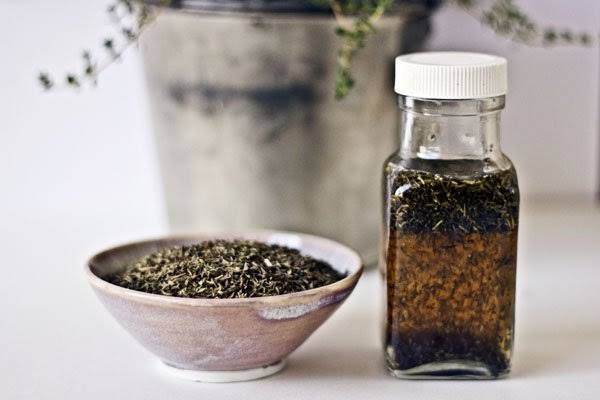 Thyme cream to treat grains and pimples quickly