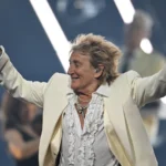 Rod Stewart receives Lifetime Achievement Award at AMAs, performs 'Forever Young