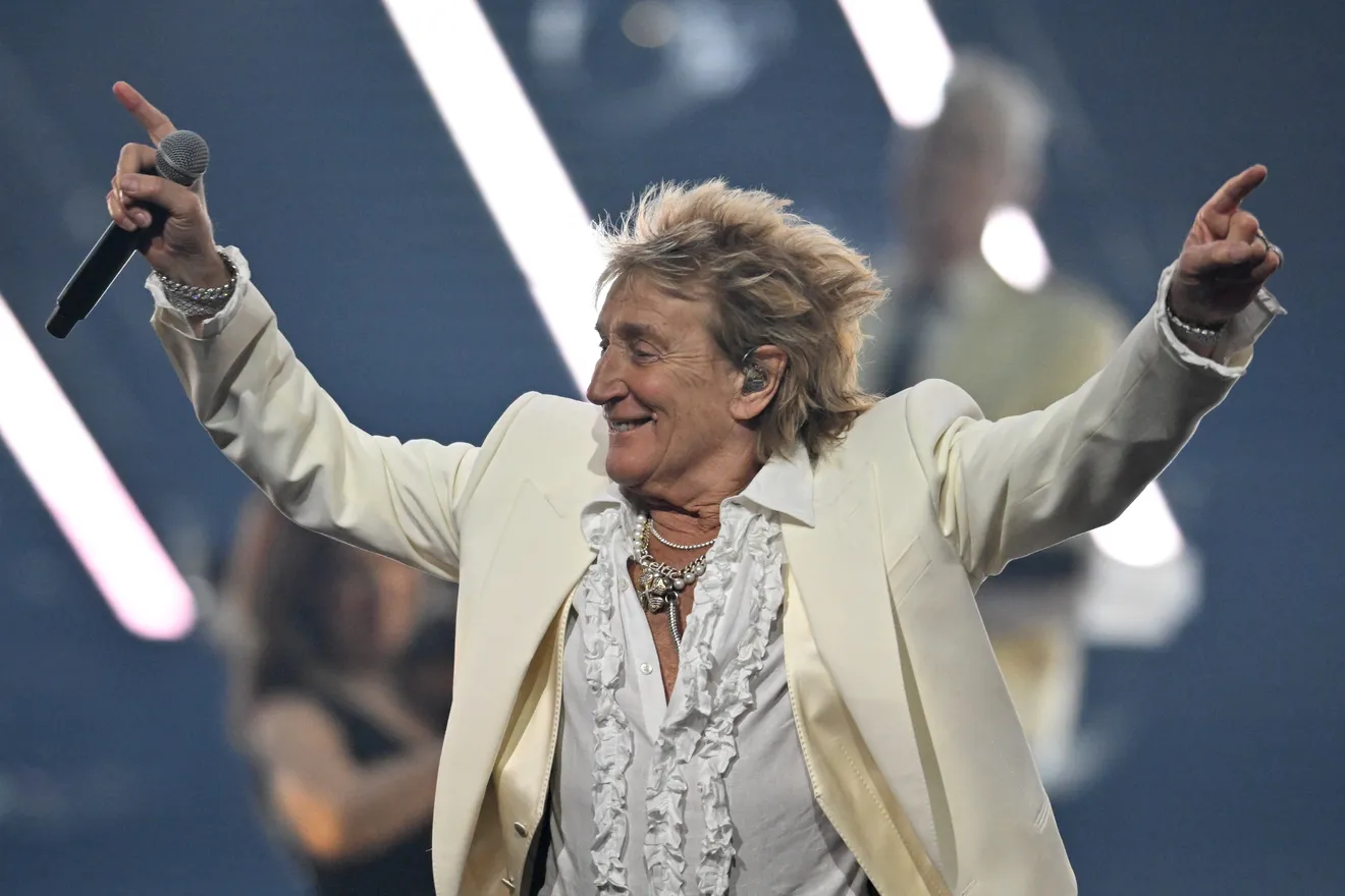 Rod Stewart receives Lifetime Achievement Award at AMAs, performs 'Forever Young